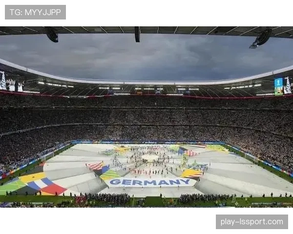 镜头捕捉：穆西亚拉进球后与队友庆祝瞬间