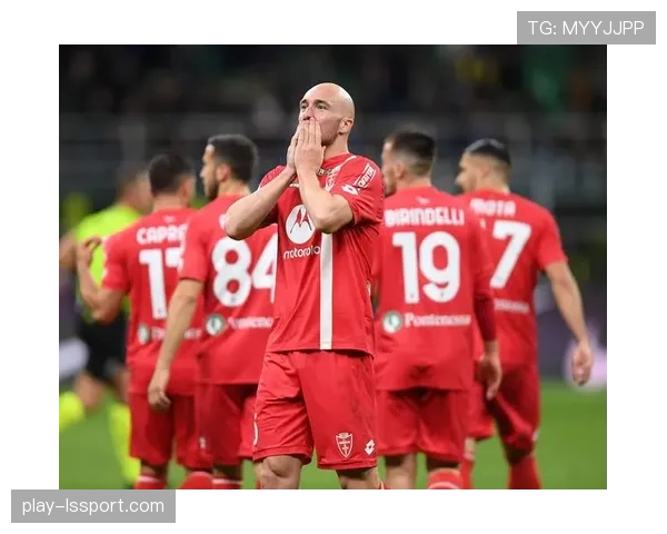 场边花絮:大雨中蒙扎小球迷为客队卡利亚里球员撑伞获掌声 场边花絮:大雨中蒙扎小球迷为客队卡利亚里球员撑伞获掌声